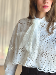 Adelina blonde tørklæde fra LÉ MOSCH, smukt trekantet blondetørklæde, hvidt tørklæde i blondestof,