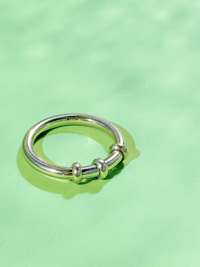 Tanja anti stress ring i forsølvet fra LÉ MOSCH, fin og enkel stressring, ring med løse ringe man kan nulre med, 