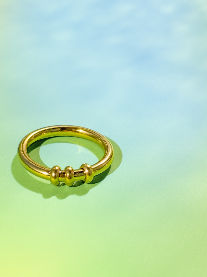 Tanja anti stress ring i forgyldt fra LÉ MOSCH, fin og enkel stressring, ring med løse ringe man kan nulre med, 