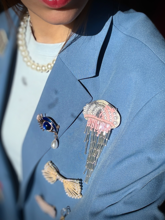 Stor Gople Broche med hvide, rosa og grålige perler fra LÉ MOSCH, smuk og levende vandmand-broche, unik og dekorativ pastelfarvet broche, 