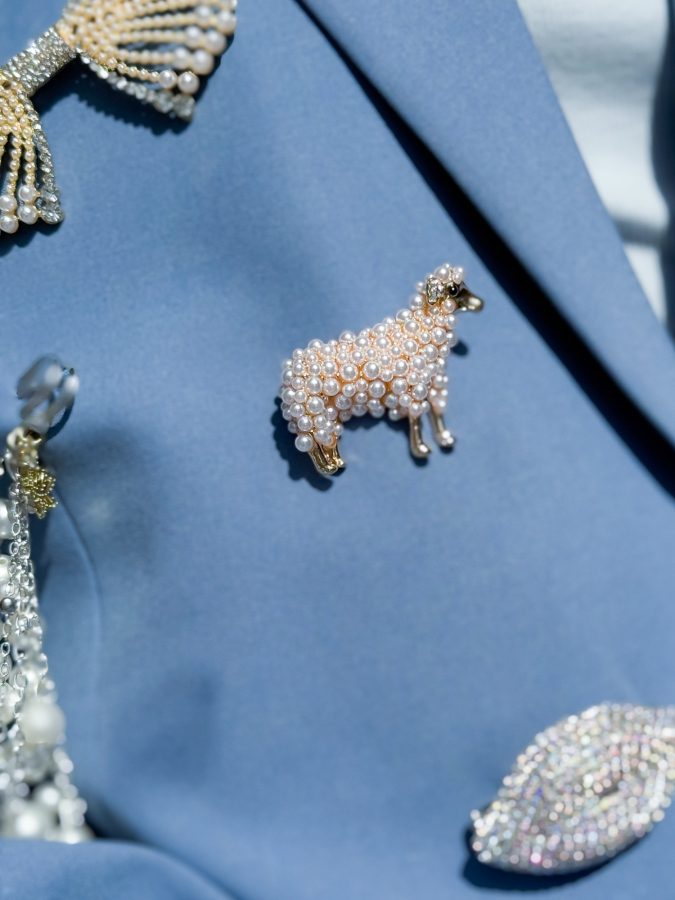 Får Broche med perler fra LÉ MOSCH, broche som forestiller et lille får, gylden broche med hvide perler,