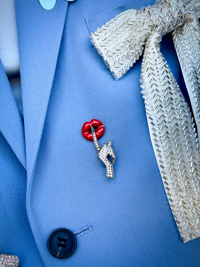 Tys Broche med røde læber fra LÉ MOSCH, anderledes broche med budskab, dekorativ broche med similisten og rød mund, 