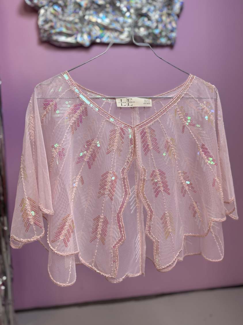 Kate kappe i rosa fra LÉ MOSCH, fin rosa pyntekappe til dit festlook, yndig og let skulderdækning til festen, 