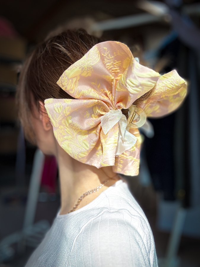 Elka hårklemme i peach og gul fra LÉ MOSCH, fyldig og feminin hårklemme, stor hårklemme med sløjfer, 