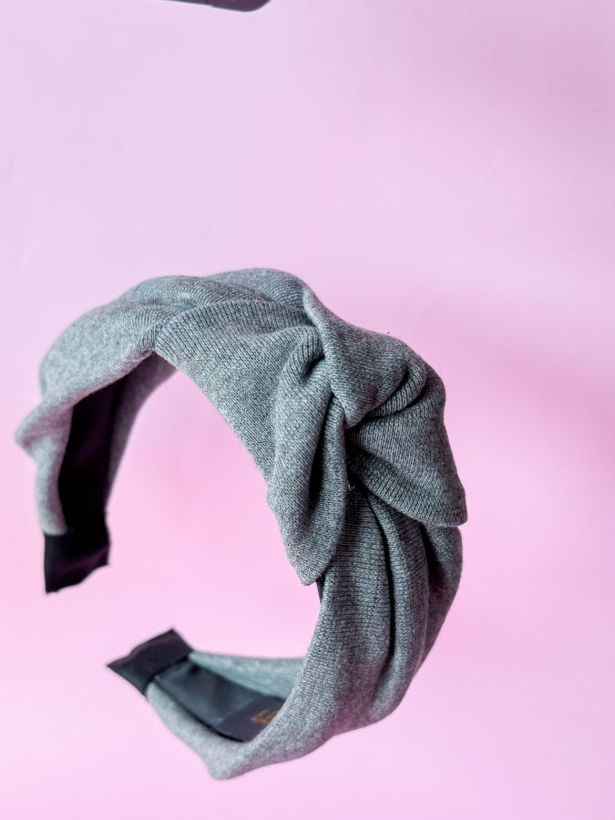 Pixie hårbøjle i grå fra LÉ MOSCH, hårbøjle med knude, hårbøjle med blødt gråt jersey, 