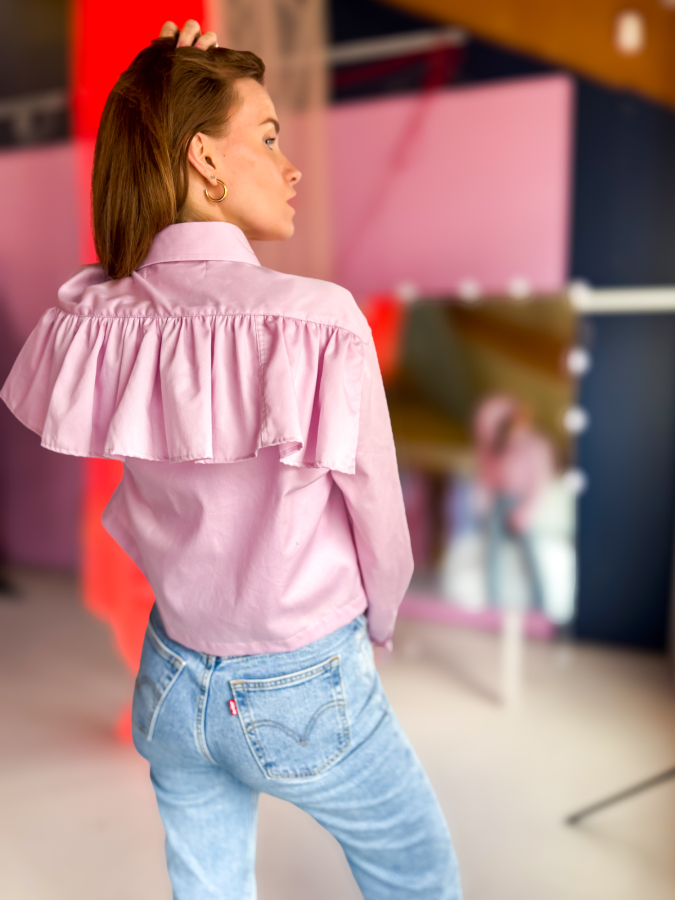 Vintage Vibes rosa skjorte med flæse - No 187 fra LÉ MOSCH, Smuk og feminin kort rosa skjorte, skjorte med flæse og lange ærmer, 