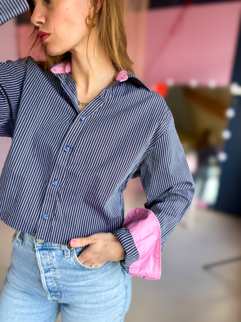 Vintage Vibes blå skjorte med flæse - No 188 fra LÉ MOSCH, Smuk og spændende kort blå skjorte, skjorte med flæse og lange ærmer, 