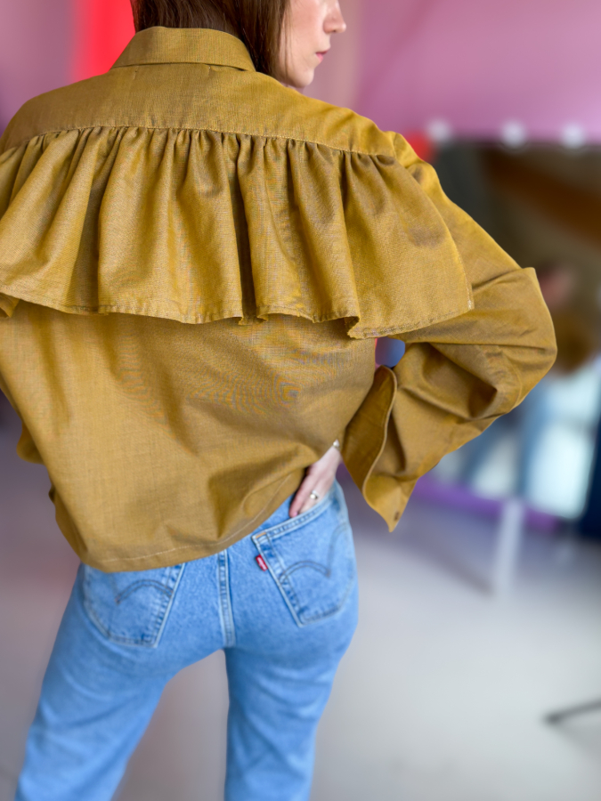 Vintage Vibes karryfarvet skjorte med flæse - No 189 fra LÉ MOSCH, smuk og spændende kort karryfarvet skjorte, skjorte med flæse og lange ærmer, 