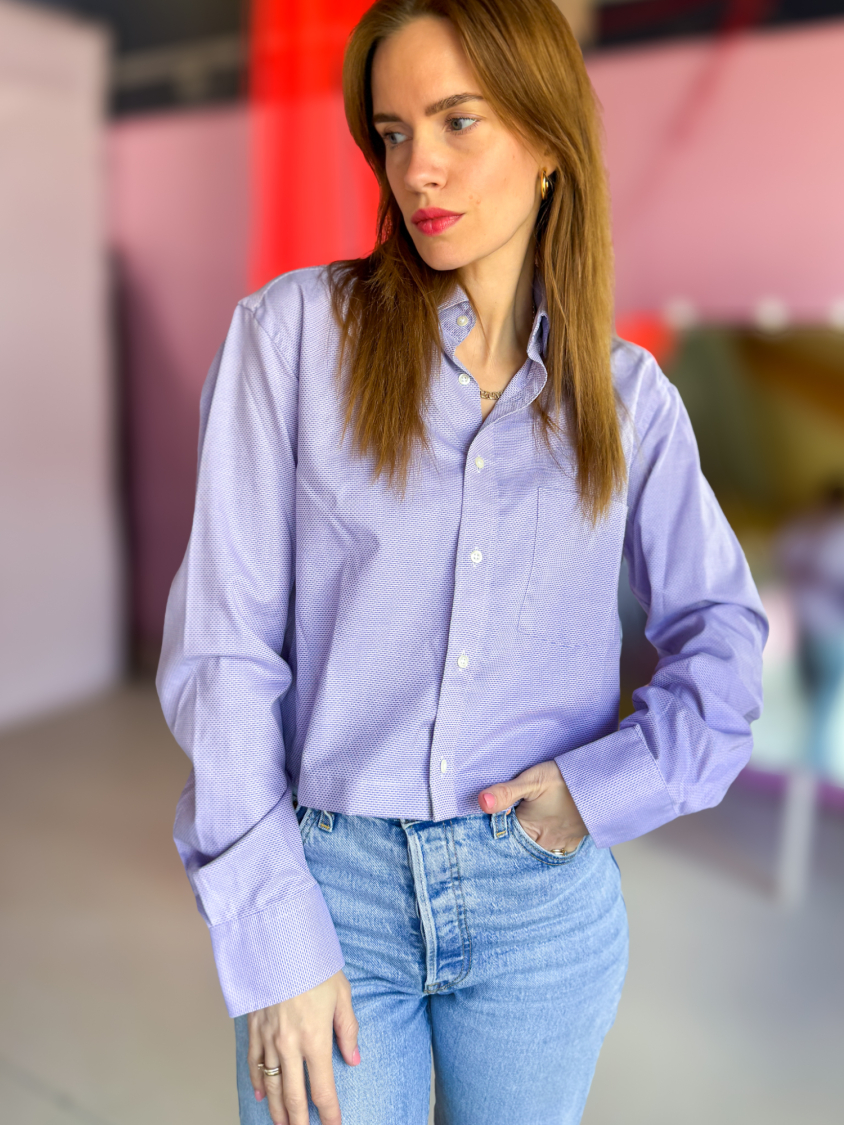 Vintage Vibes lilla mønstret skjorte med flæse - No 191 fra LÉ MOSCH, Smuk og feminin kort lilla skjorte, skjorte med flæse og lange ærmer, 