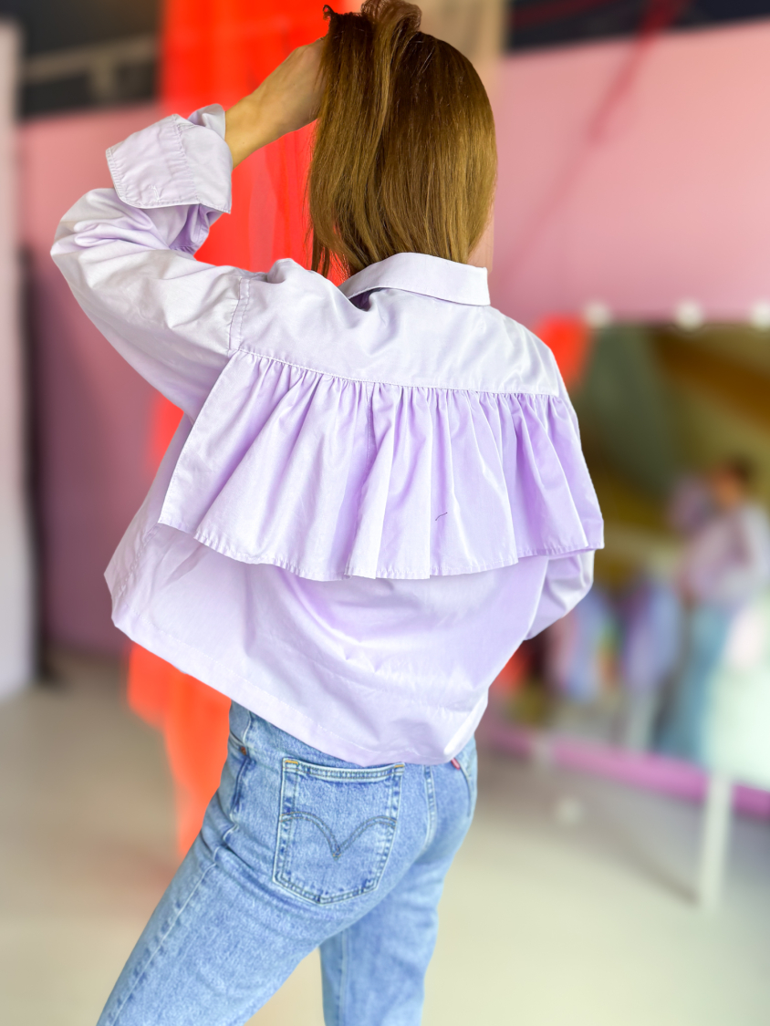Vintage Vibes pastel lilla skjorte med flæse - No 193 fra LÉ MOSCH, Smuk og feminin kort pastel-lilla skjorte, skjorte med flæse og lange ærmer, 