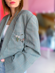 Vintage Vibes Kort Blazer med tern og brocher – No 194 fra LÉ MOSCH, smuk skulpturel kort blazer med flotte tern, ternet kort blazer med fine brocher til dit personlige look,