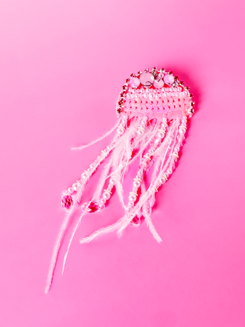 Rosa Gople Broche med perler, pailletter og fjer fra LÉ MOSCH, smuk og iøjnefaldende rosa broche, anderledes og fin broche der ligner en vandmand,