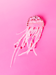 Rosa Gople Broche med perler, pailletter og fjer fra LÉ MOSCH, smuk og iøjnefaldende rosa broche, anderledes og fin broche der ligner en vandmand,