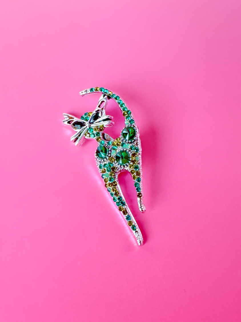 Katte-broche i grøn og blå fra LÉ MOSCH, dekorativ og sjov kattebroche, smuk broche med kat i skønne farver, 