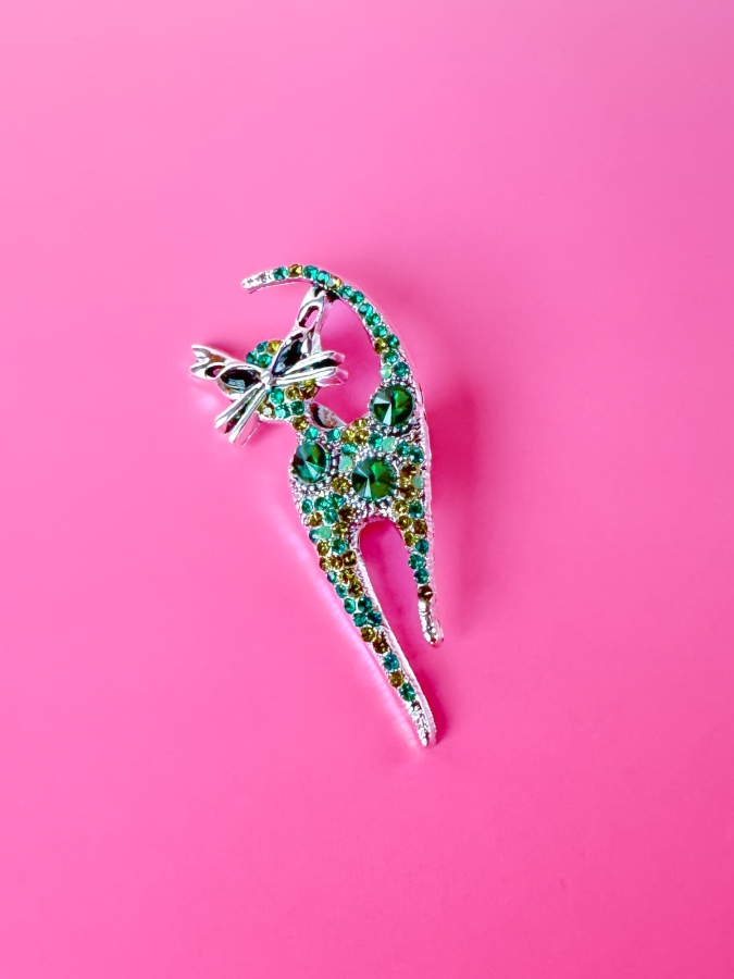 Katte-broche i grøn og blå fra LÉ MOSCH, dekorativ og sjov kattebroche, smuk broche med kat i skønne farver, 