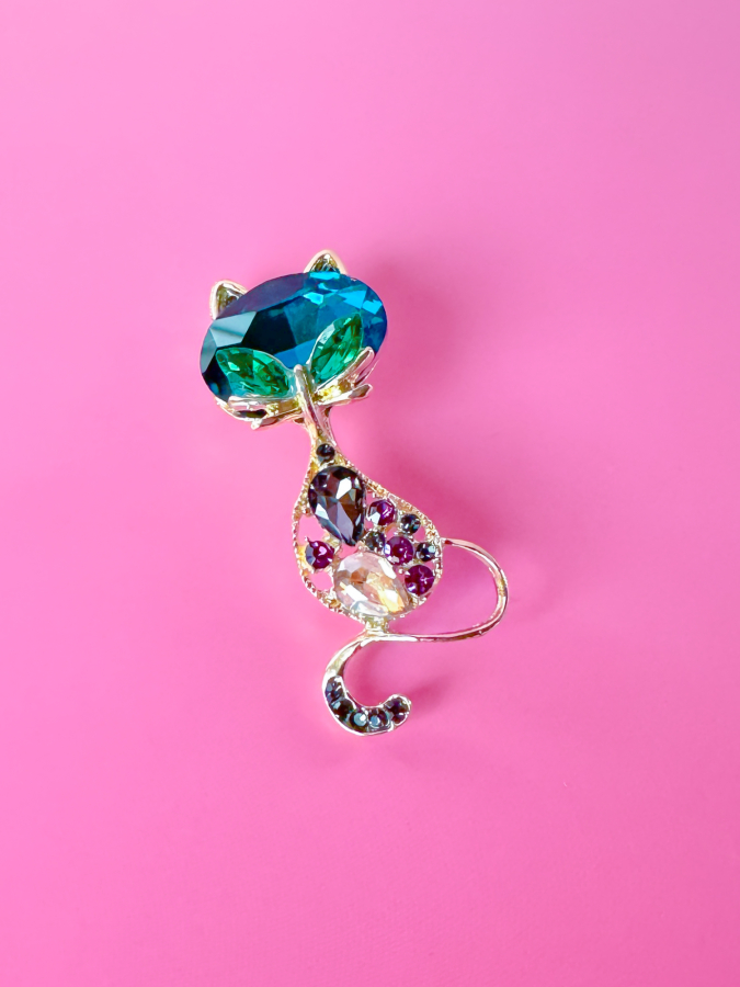 Broche med kat i gylden fra LÉ MOSCH, farverig og sjov kattebroche, smuk detaljeret gylden broche med kat, 