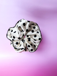 Bardot Scrunchie i creme med prikker fra LÉ MOSCH, stor prikket scrunchie i creme og sort, fyldig og smuk scrunchie, 