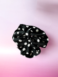 Bardot Scrunchie i sort med prikker fra LÉ MOSCH, stor blød prikket scrunchie i sort, fyldig og smuk scrunchie, 