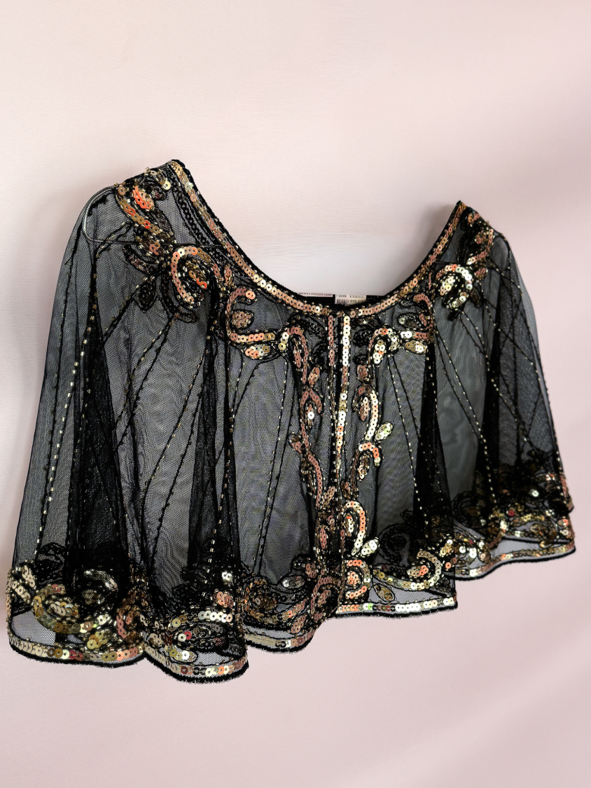 Kate kappe i sort fra LÉ MOSCH, fin sort og guldfarvet pyntekappe til dit festlook, yndig og let skulderdækning til festen, 