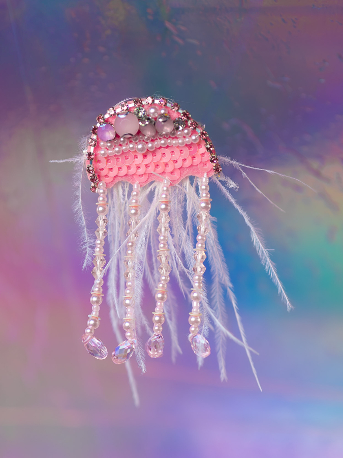 Rosa Gople Broche med perler, pailletter og fjer fra LÉ MOSCH, smuk og iøjnefaldende rosa broche, anderledes og fin broche der ligner en vandmand,