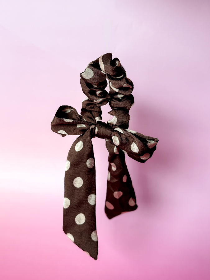 Mikka sløjfe scrunchie i brun med prikker fra LÉ MOSCH, dekorativ hårelastik med sløjfe, smuk brun scrunchie med prikker, 