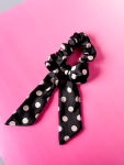 Mikka sløjfe scrunchie i sort med prikker fra LÉ MOSCH, dekorativ hårelastik med sløjfe, smuk sort scrunchie med prikker, 