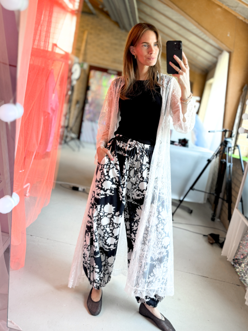 Belise Ballonbukser Sort Blomst fra LÉ MOSCH, skønne og lette ballon bukser, løse bukser med blomster, 