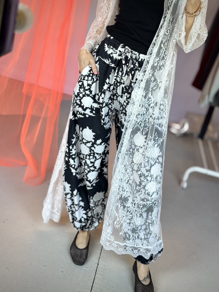 Belise Ballonbukser Sort Blomst fra LÉ MOSCH, skønne og lette ballon bukser, løse bukser med blomster, 