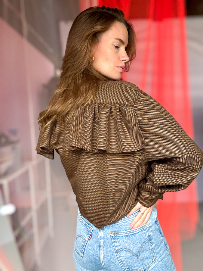 Vintage Vibes brun mønstret skjorte med flæse - No 198 fra LÉ MOSCH, Smuk og anderledes kort brun skjorte, skjorte med flæse og lange ærmer, 