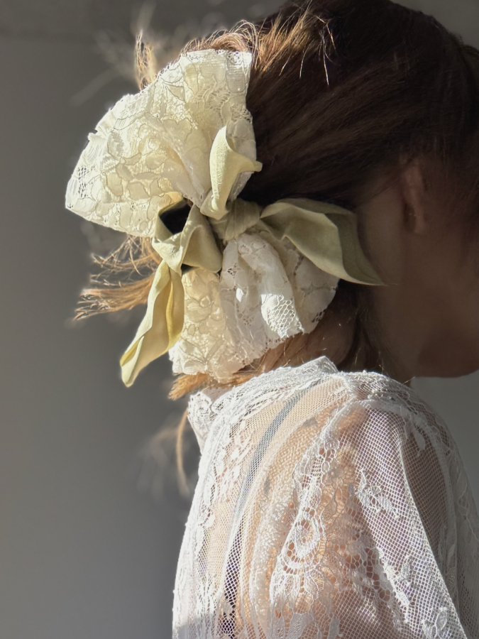 Elka hårklemme i sage med creme blonder fra LÉ MOSCH, fyldig og feminin hårklemme, stor hårklemme med blonder, 