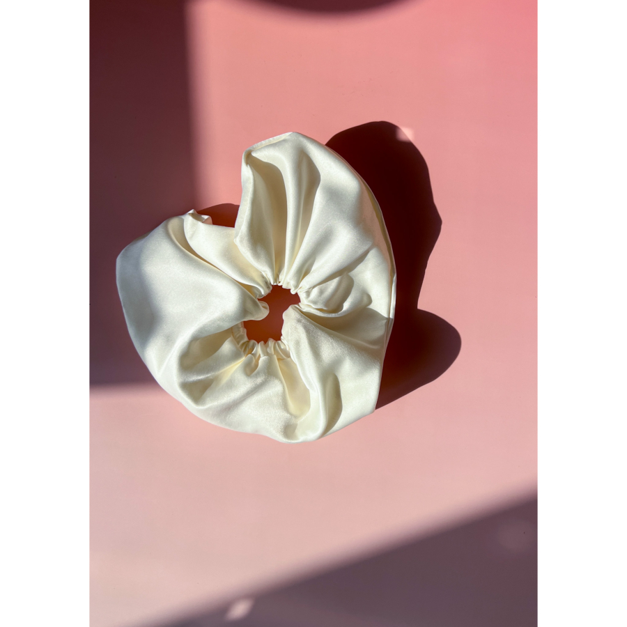 Hjerte Scrunchie i creme fra LÉ MOSCH, smuk accessory til din knold, smuk romantisk håropsætning, 