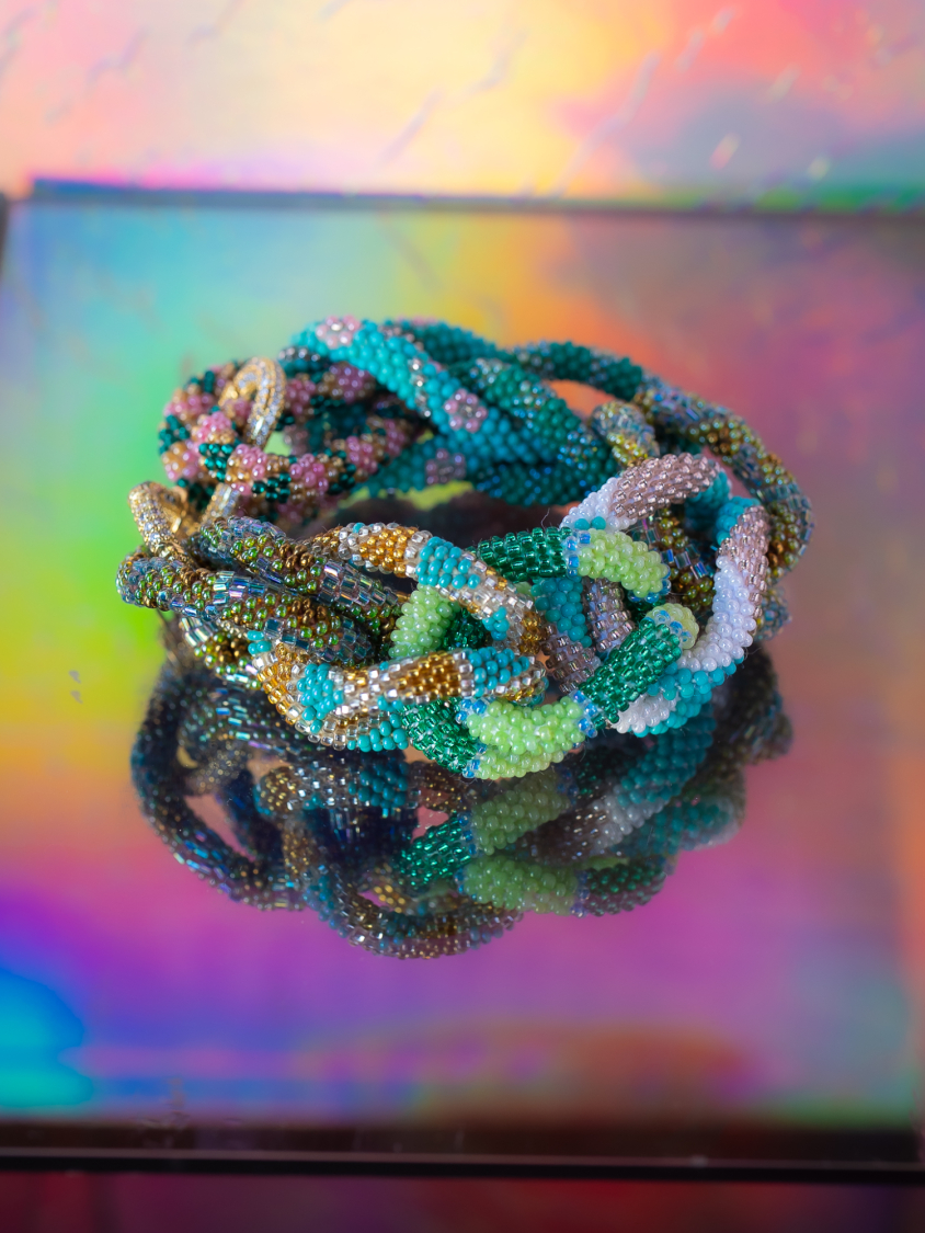 Vivienne armbånd no 3 fra LÉ MOSCH, fyldigt og farverigt boheme armbånd, lækkert og anderledes armbånd, 