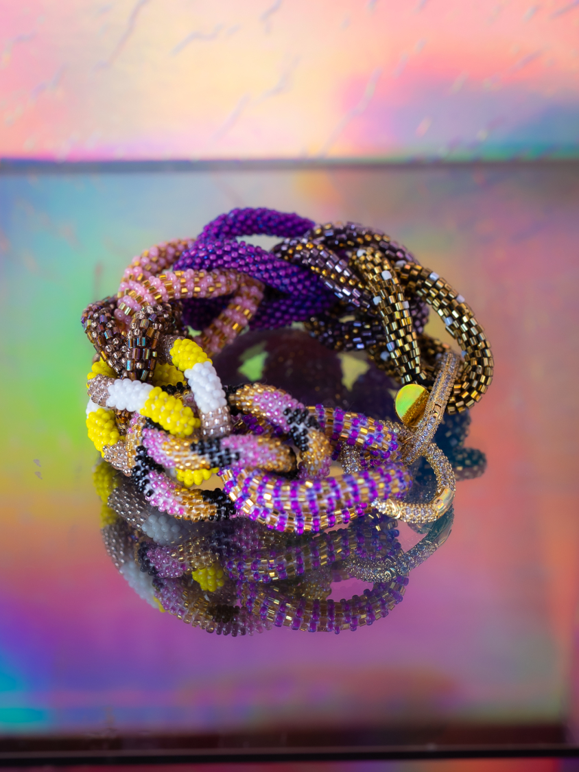 Vivienne armbånd no 6 fra LÉ MOSCH, fyldigt og farverigt boheme armbånd, lækkert og anderledes armbånd, 