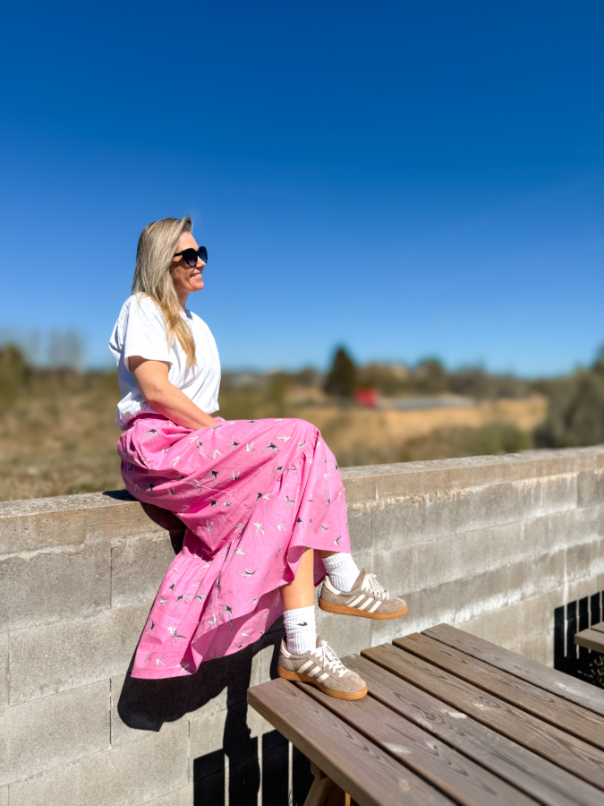 Lykke Nederdel i Pink med Svaler fra LÉ MOSCH, lang lyserød nederdel med fugleprint, sommernederdel i bomuld, 