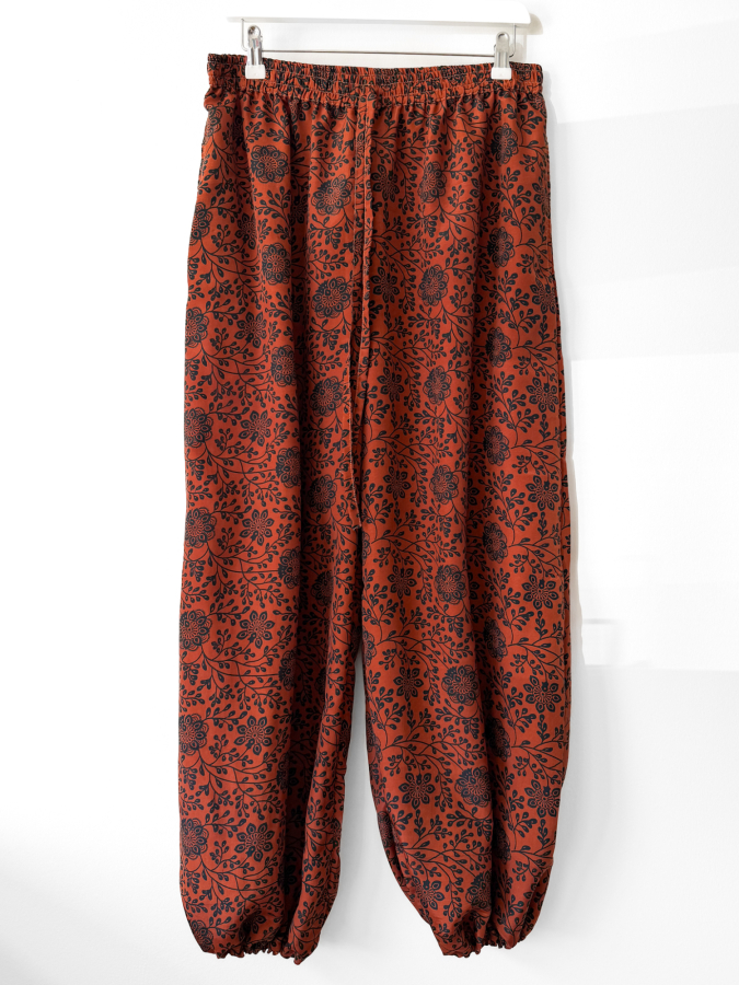 Baja Ballonbukser no 7 fra LÉ MOSCH, lette og luftige bukser, unikke ballonbukser med fint print, 