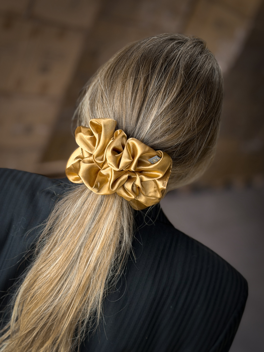 Silk MEGA Scrunchie i Karamel fra LÉ MOSCH, fyldig og lækker scrunchie, stor skøn og  blank scrunchie,