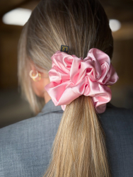 Silk MEGA Scrunchie i Candy Floss fra LÉ MOSCH, fyldig og blank scrunchie, stor smuk scrunchie, 