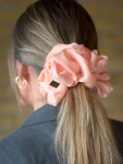 Bella MEGA Scrunchie i Peach fra LÉ MOSCH, fyldig og fin scrunchie, dekorativ og pæn stor scrunchie, 