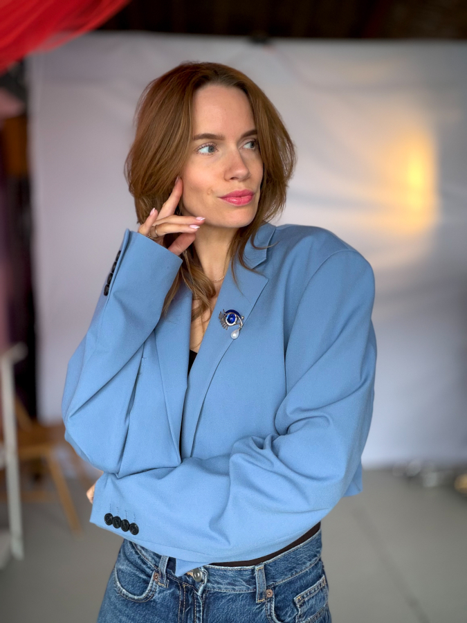 Vintage Vibes Kort Lyseblå Blazer – No 203 fra LÉ MOSCH, smuk skulpturel kort blazer med broche, unik lyseblå blazer til dit personlige look,