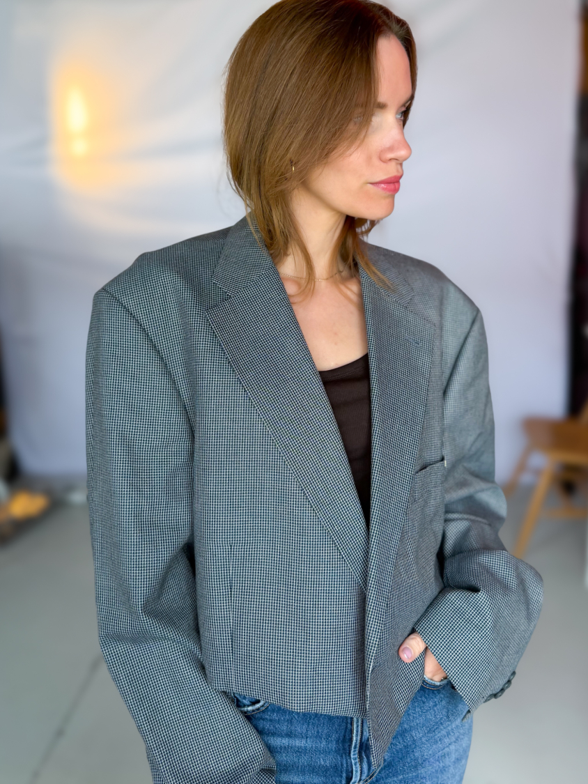Vintage Vibes Kort Ternet Blazer – No 205 fra LÉ MOSCH, smuk skulpturel kort blazer, anvendelig pæn grå kort ternet blazer til dit personlige look,