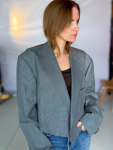 Vintage Vibes Kort Ternet Blazer – No 205 fra LÉ MOSCH, smuk skulpturel kort blazer, anvendelig pæn grå kort ternet blazer til dit personlige look,