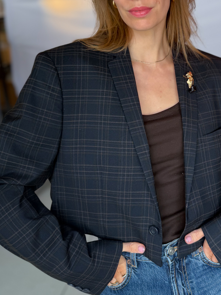 Vintage Vibes Kort Ternet Blazer med Broche – No 206 fra LÉ MOSCH, smuk skulpturel kort blazer, anvendelig og pæn kort ternet blazer til dit personlige look,