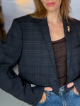Vintage Vibes Kort Ternet Blazer med Broche – No 206 fra LÉ MOSCH, smuk skulpturel kort blazer, anvendelig og pæn kort ternet blazer til dit personlige look,