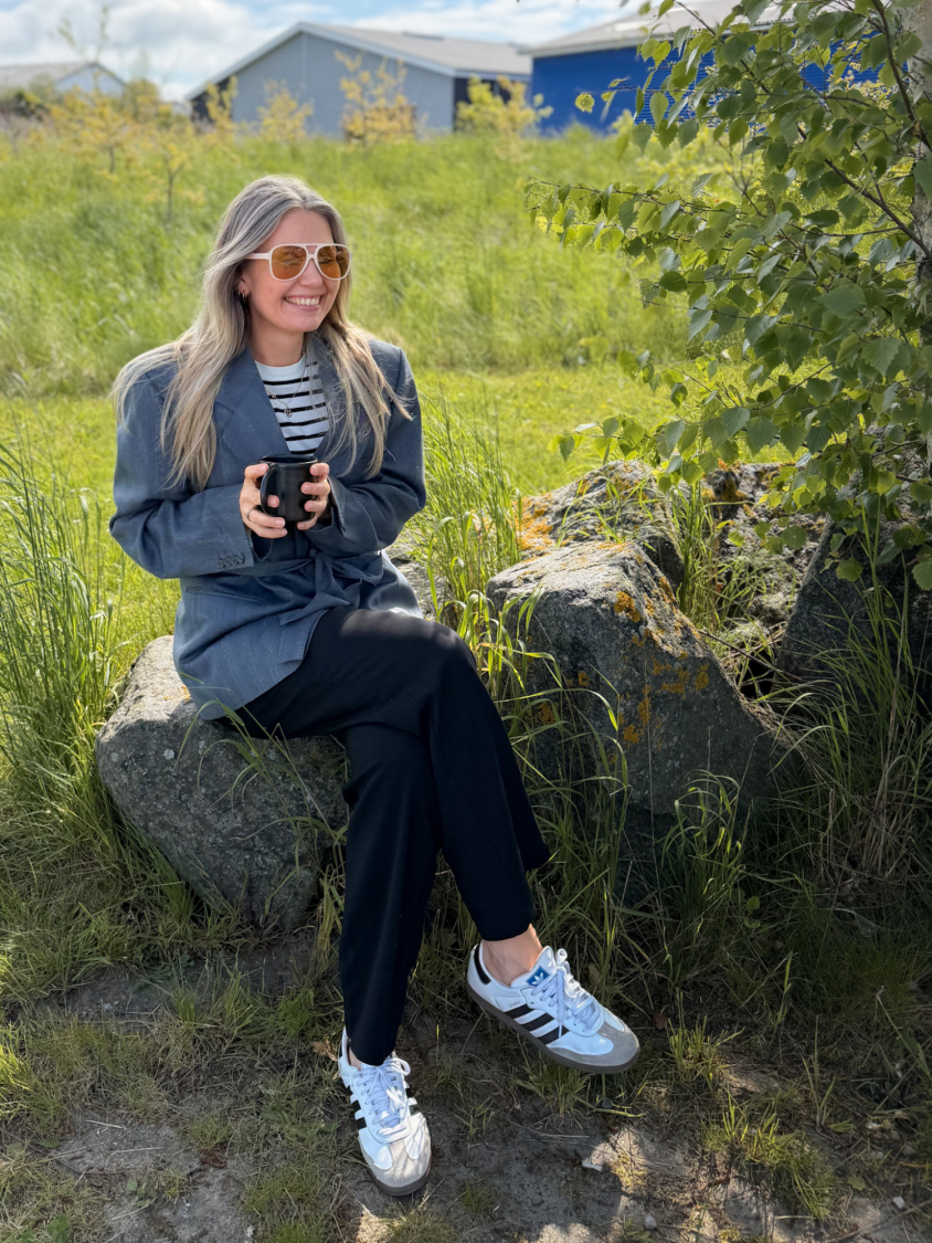 Vintage Vibes grå blå blazer med bælte – No 207 fra LÉ MOSCH, skøn og super anvendelig secondhand blazer, rummelig og cool blazer med striber,