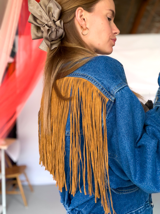 Vintage Vibes denim jakke med frynser og patch – no 209 fra LÉ MOSCH, anderledes denimjakke med frynser og patch, denimjakke med skønne detaljer,