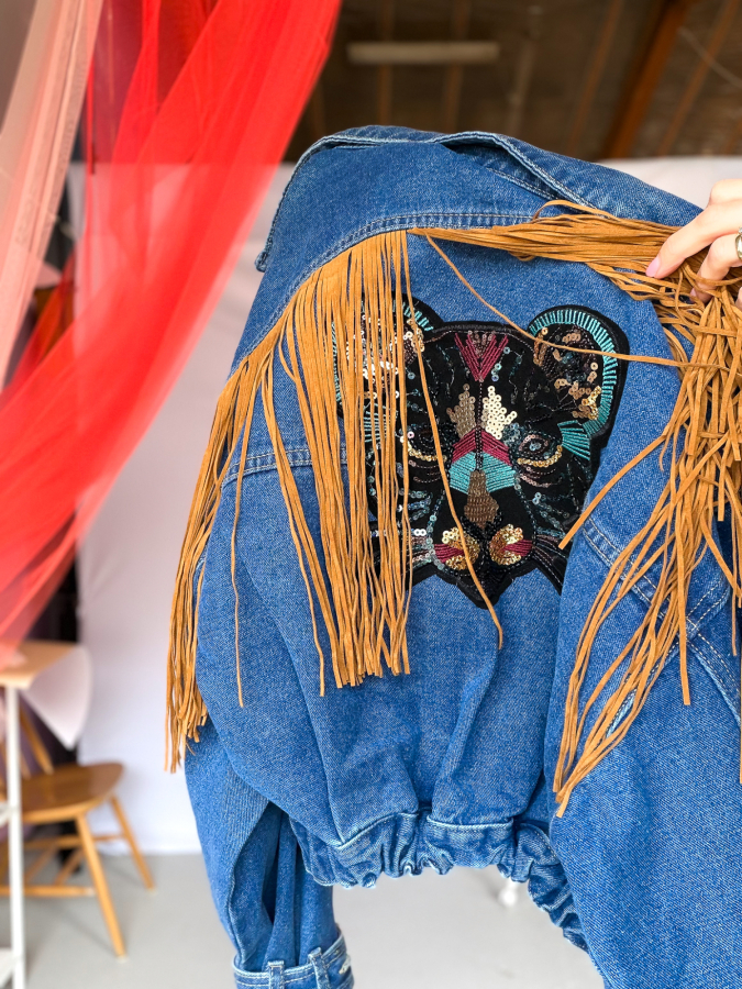 Vintage Vibes denim jakke med frynser og patch – no 209 fra LÉ MOSCH, anderledes denimjakke med frynser og patch, denimjakke med skønne detaljer,