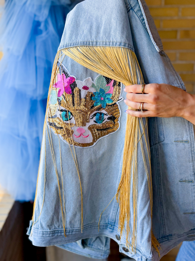 Vintage Vibes denim vest med frynser og patch – no 212 fra LÉ MOSCH, anderledes denimvest med frynser og patch, anvendelig denimvest med skønne detaljer,