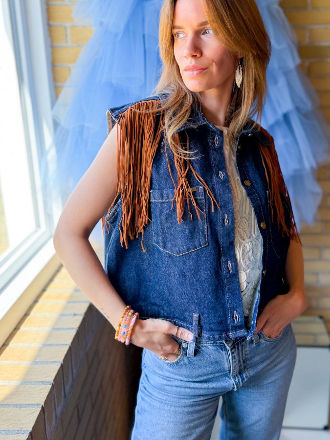 Vintage Vibes denim vest med frynser – no 214 fra LÉ MOSCH, anderledes denimvest med frynser foran og bagpå, anvendelig denimvest med skønne detaljer,