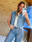 Vintage Vibes kort denim vest med frynser – no 217 fra LÉ MOSCH, anderledes denimvest med frynser på ryggen, anvendelig denimvest med skønne detaljer,