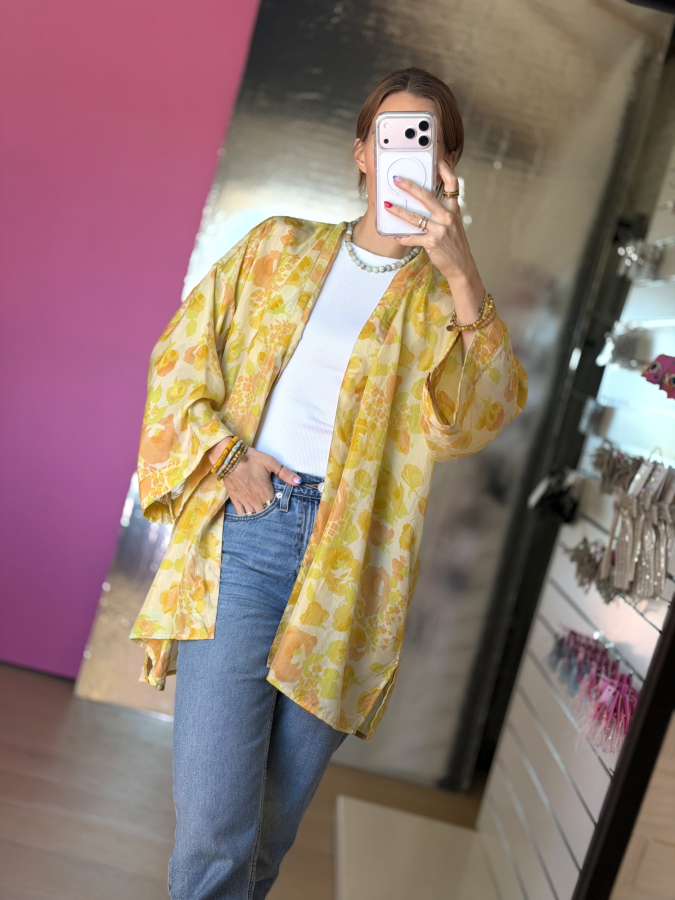 Monya Silkemix kimono no 1747 fra LÉ MOSCH, silkemix kimono syet i Indien, unik kort kimono i gul og orange,  
